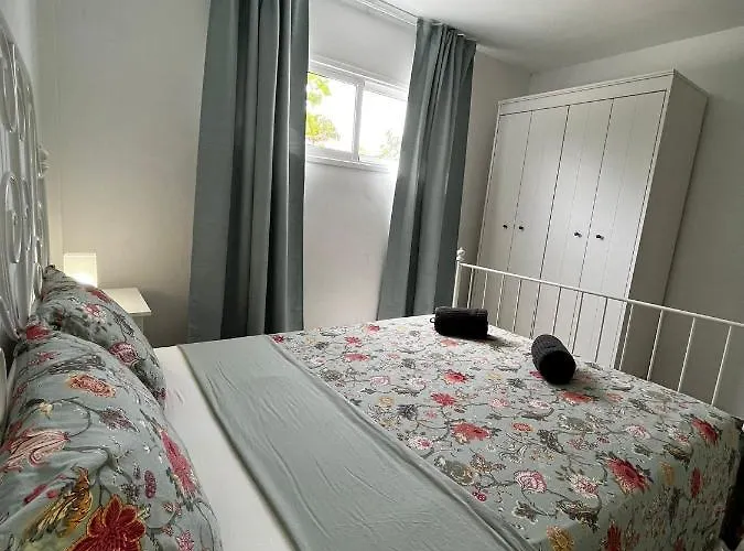 La Nina Bonita Costa De Antigua